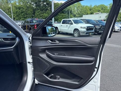 Used 2023 Jeep Grand Cherokee Altitude AWD/4WD image 32