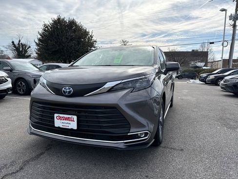 Used 2024 Toyota Sienna XLE image 1