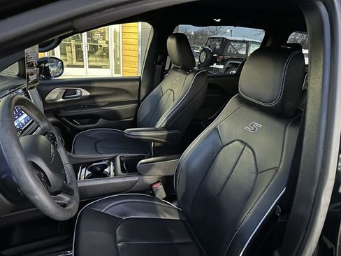 Used 2023 Chrysler Pacifica Limited w/ S Appearance Package image 22