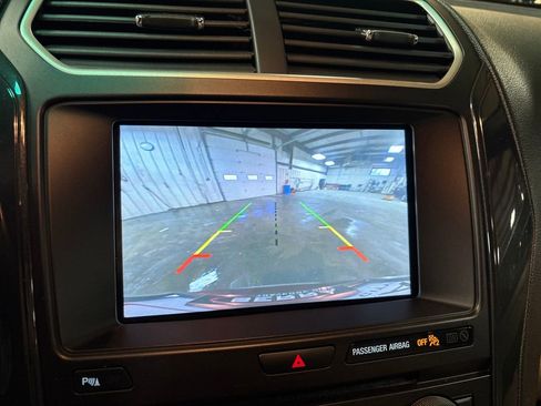 Used 2016 Ford Explorer XLT w/ Equipment Group 202A AWD/4WD image 24