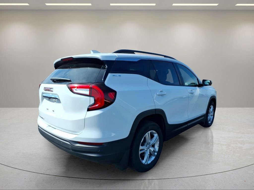Used 2024 GMC Terrain SLE w/ Driver Convenience Package FWD image 3