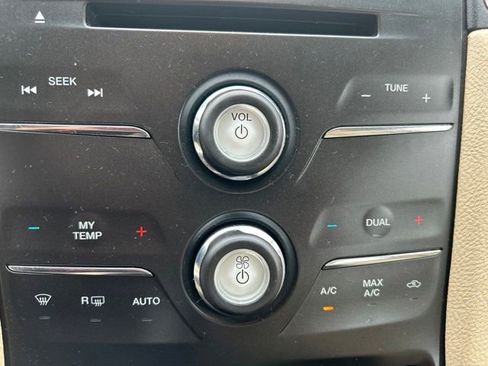 Used 2014 Ford Taurus Limited FWD image 19