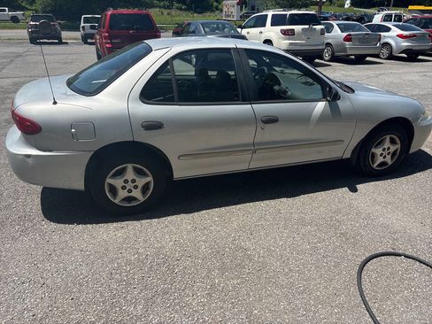 Used 2004 Chevrolet Cavalier Sedan w/ Preferred Equipment Group FWD image 8