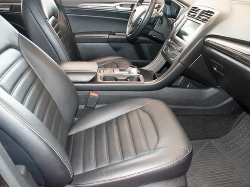 Used 2018 Ford Fusion SE w/ Fusion SE Technology Package FWD image 10