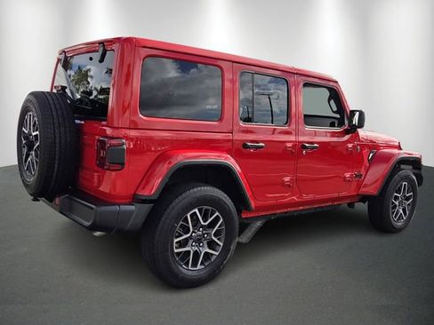 Used 2025 Jeep Wrangler Unlimited Sahara AWD/4WD image 5