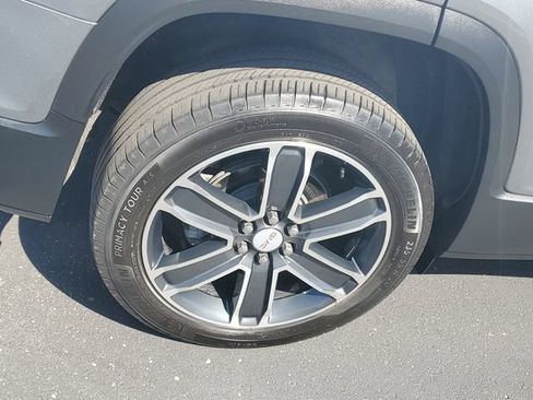 Used 2023 GMC Acadia SLT w/ Technology Package FWD image 5