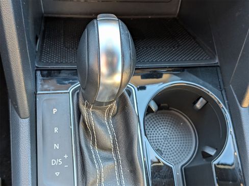 Used 2022 Volkswagen Atlas Cross Sport SE image 25