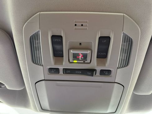 Used 2023 Toyota Highlander XLE AWD/4WD image 17