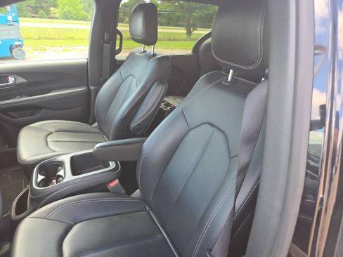 Used 2025 Chrysler Pacifica Select FWD image 14