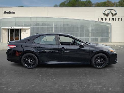 Used 2020 Toyota Camry SE image 3