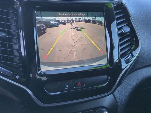 Used 2019 Jeep Cherokee Limited FWD image 17
