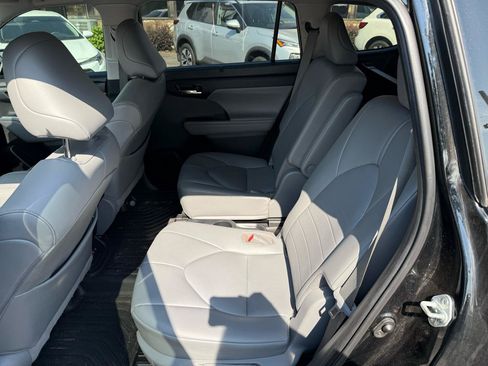 Used 2021 Toyota Highlander XLE FWD image 6