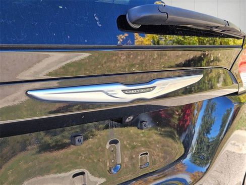 Used 2020 Chrysler Pacifica Touring-L image 9