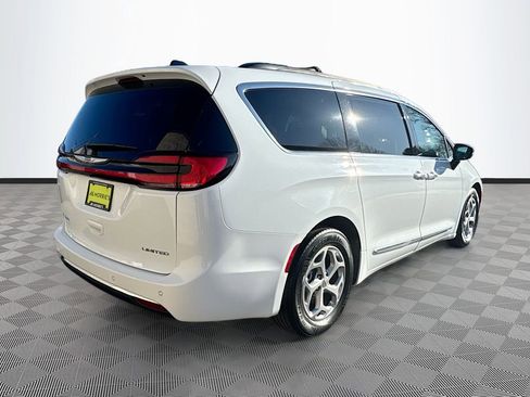 Used 2023 Chrysler Pacifica Limited FWD image 4