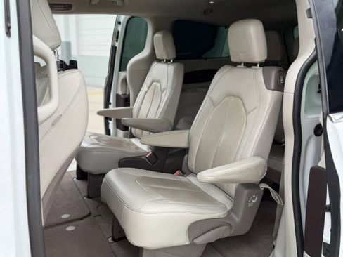 Used 2020 Chrysler Pacifica Touring-L FWD image 18