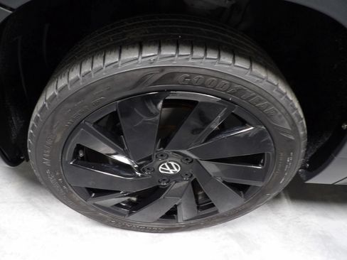 Used 2024 Volkswagen Taos SE w/ Panoramic Sunroof Package AWD/4WD image 26