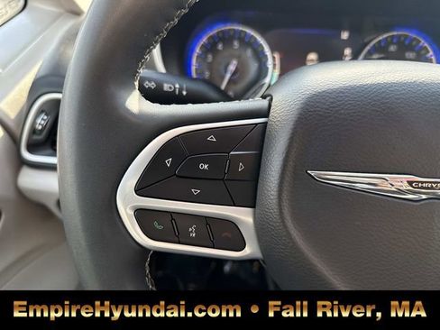 Used 2023 Chrysler Pacifica Touring-L image 28
