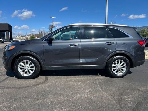 Used 2017 Kia Sorento LX w/ LX Convenience Package image 4
