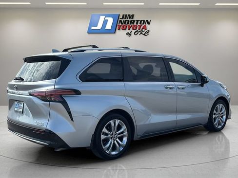 Used 2023 Toyota Sienna Platinum FWD image 5