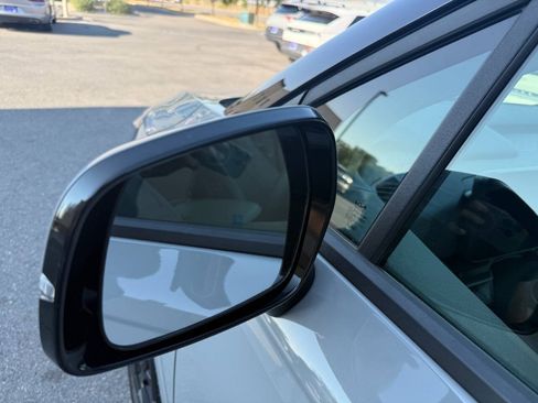 Used 2025 Kia Carnival EX FWD image 25