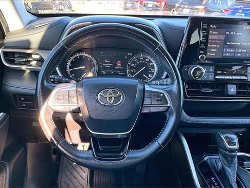 Used 2021 Toyota Highlander XLE image 12