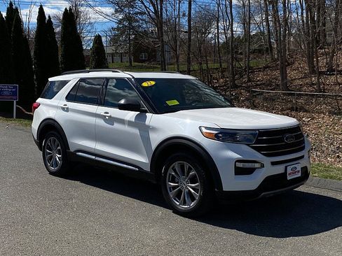 Used 2022 Ford Explorer XLT w/ Equipment Group 202A AWD/4WD image 3