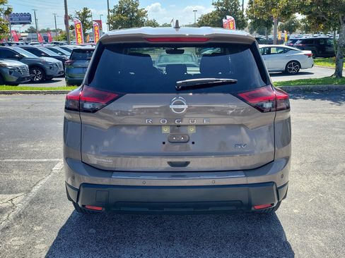Certified 2024 Nissan Rogue SV FWD image 5