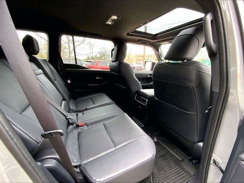 Used 2024 Lexus GX 550 w/ Accessory Package (2T) AWD/4WD image 19