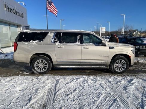 Used 2022 GMC Yukon XL SLT w/ SLT Premium Package image 2