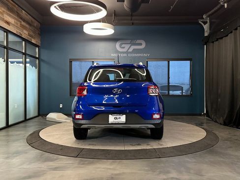 Used 2023 Hyundai Venue FWD image 4