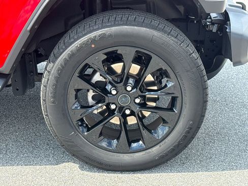 Used 2025 Jeep Wrangler Unlimited Sahara image 12