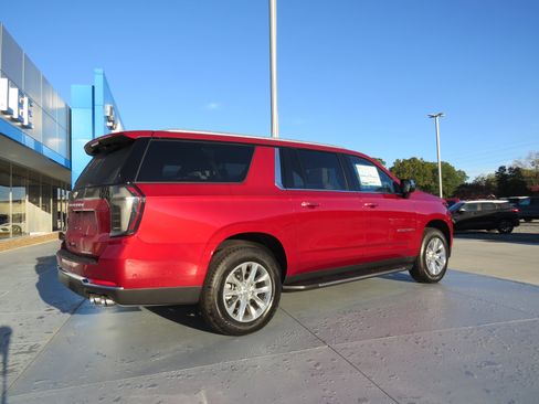 New 2026 Chevrolet Suburban Premier image 5