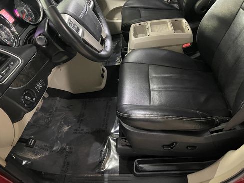 Used 2015 Chrysler Town & Country Touring-L w/ Driver Convenience Group image 15