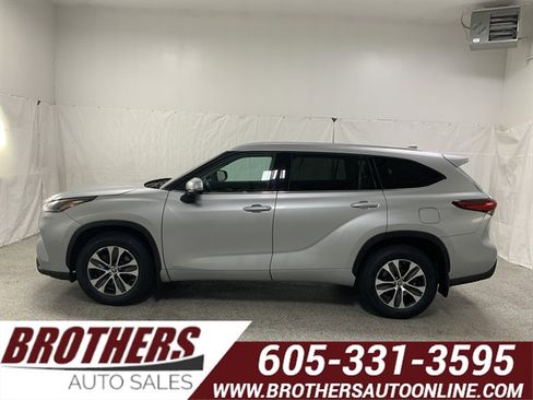 Used 2022 Toyota Highlander XLE image 1