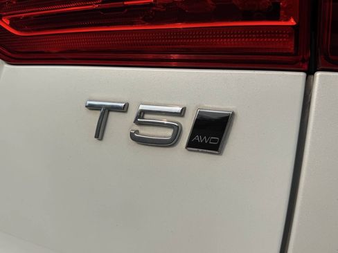 Used 2018 Volvo XC60 T5 Momentum w/ Convenience Package AWD/4WD image 5