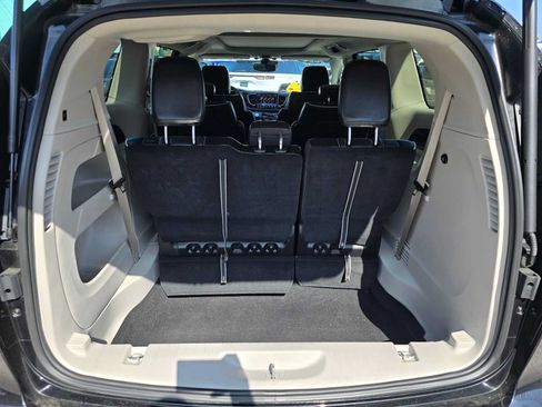 Used 2024 Chrysler Pacifica Limited FWD image 15
