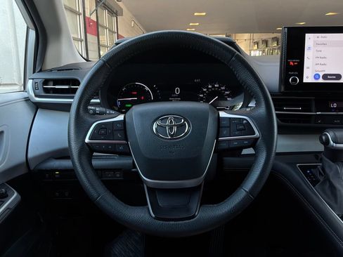 Used 2025 Toyota Sienna XLE FWD image 38