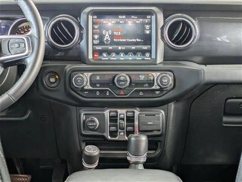 Used 2022 Jeep Wrangler Unlimited Sahara AWD/4WD image 16