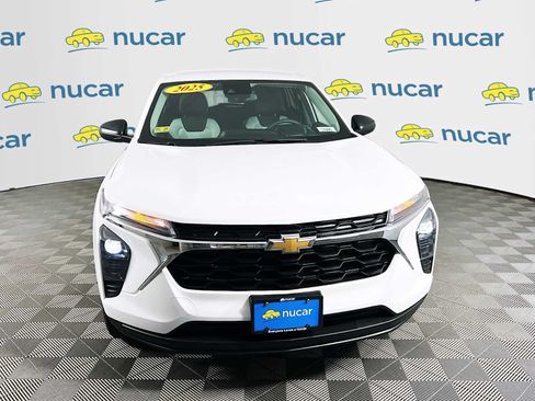 Used 2025 Chevrolet Trax LS FWD image 2