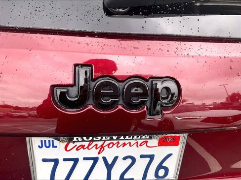 Used 2017 Jeep Grand Cherokee Altitude image 10