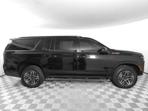 Used 2025 Chevrolet Suburban Z71 w/ Z71 Off-Road Package AWD/4WD image 3