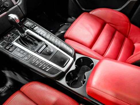 Used 2017 Porsche Macan Turbo AWD/4WD image 23