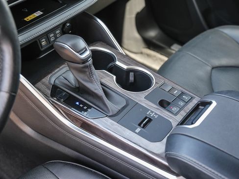 Used 2023 Toyota Highlander Limited FWD image 20