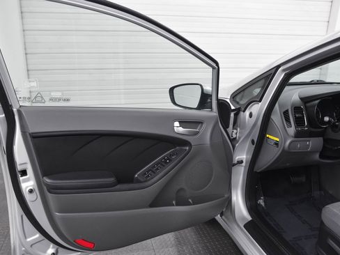 Used 2017 Kia Forte LX image 9