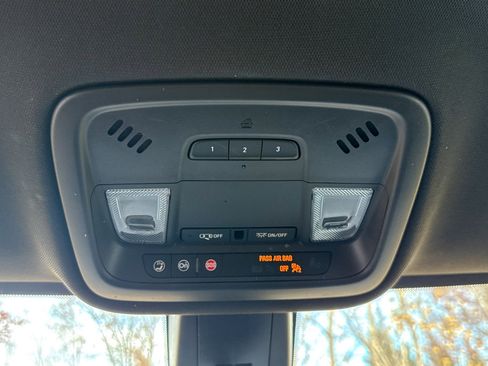 Used 2023 Chevrolet Traverse LT image 36