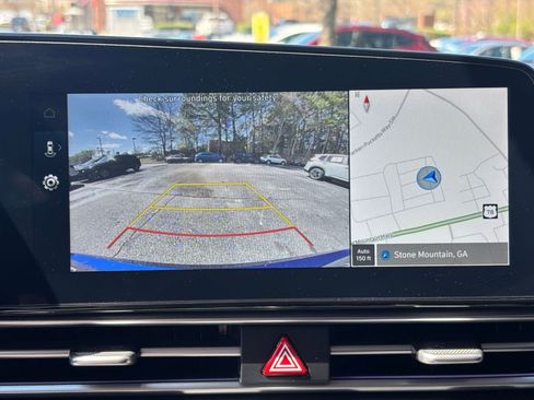 Used 2025 Hyundai Elantra SEL image 24