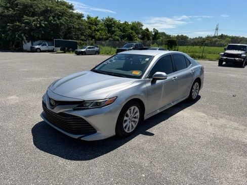 Used 2019 Toyota Camry LE FWD image 6