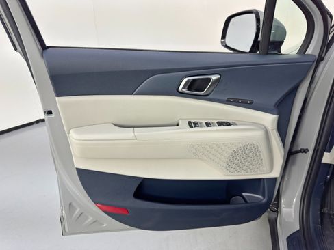 Used 2025 Kia Carnival EX image 47