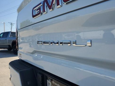 New 2026 GMC Sierra 2500 Denali w/ Denali Reserve Package AWD/4WD image 9