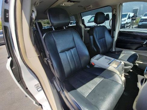 Used 2016 Chrysler Town & Country Touring image 24